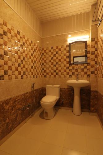 密拉特的住宿－Welcome Olives，一间带卫生间和水槽的浴室
