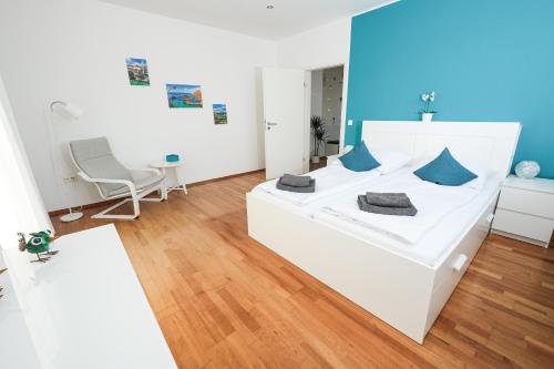 - un salon avec un canapé blanc et un mur bleu dans l'établissement Apartment mit Wohnflair, à Essen