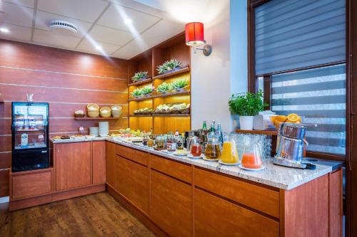 a kitchen with a counter with drinks on it at Qubus Hotel Gorzów Wielkopolski in Gorzów Wielkopolski