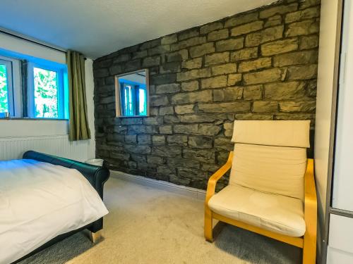 Tempat tidur dalam kamar di Luxury traditional stone farmhouse in Saddleworth