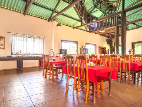 Ein Restaurant oder anderes Speiselokal in der Unterkunft Hotel Fazenda Morada Do Imperador 