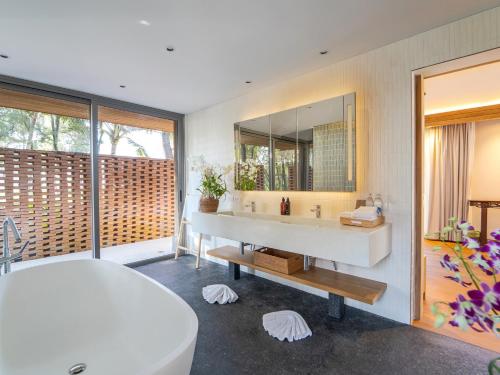 Koupelna v ubytování Luxury Beachfront Villa Phuket Private Pool Full Staff At Natai Beach