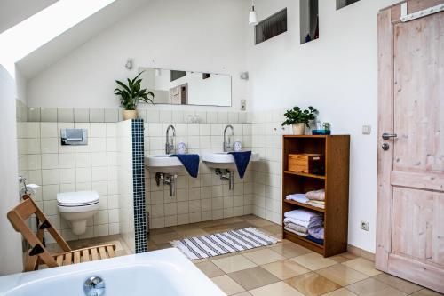 La salle de bains est pourvue de 2 lavabos et de toilettes. dans l'établissement Ferienhaus auf Gut Weimarschmieden, à Fladungen