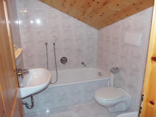 ein Badezimmer mit einer Badewanne, einem WC und einem Waschbecken in der Unterkunft Hotel Pausa in Montan