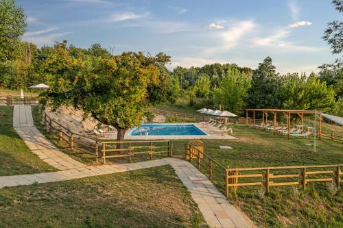 Swimmingpoolen hos eller tæt på GH Borgo Pulciano Agriturismo