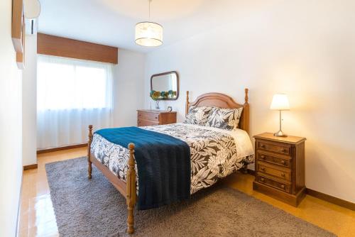 - une chambre avec un lit, une commode et un miroir dans l'établissement Cozy 3 Room Apartment in Penafiel Centre, à Penafiel