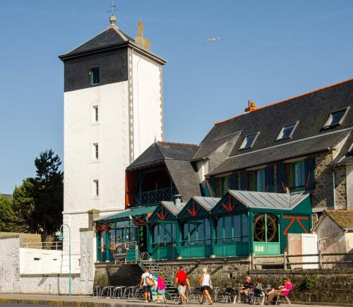 a building with people walking in front of it at Hotel d'Aleth in Saint Malo