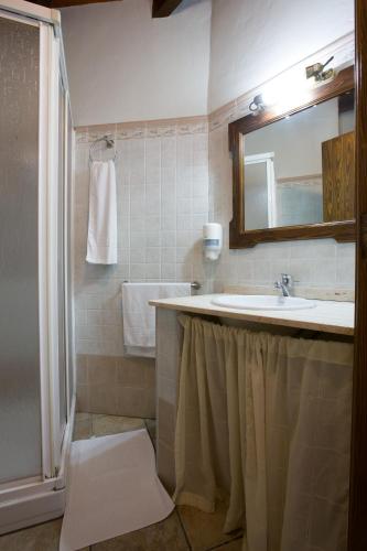 a bathroom with a sink and a mirror at Hostal Valle Del Sol Alora in Alora