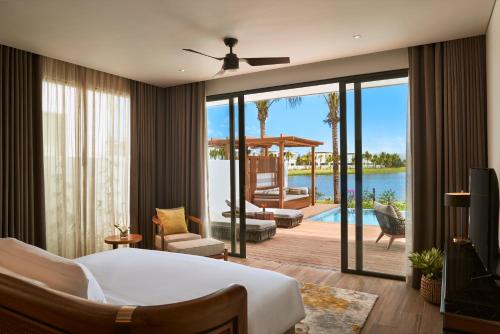 Ένα ή περισσότερα κρεβάτια σε δωμάτιο στο Mövenpick Villas & Residences Phu Quoc