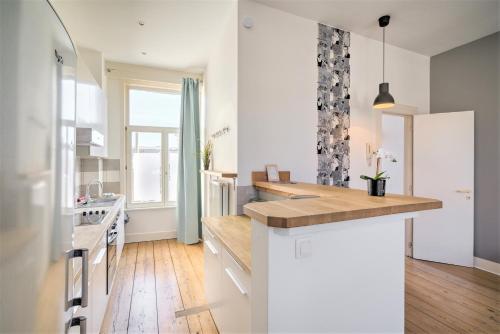 a kitchen with white walls and a wooden counter top at The Capital Street Lodge in Antwerp