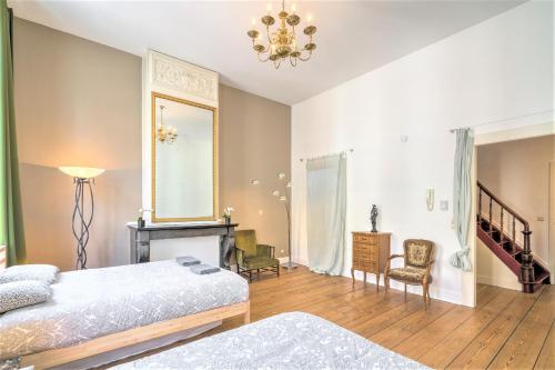 a bedroom with a bed and a mirror on the wall at The Capital Street Lodge in Antwerp