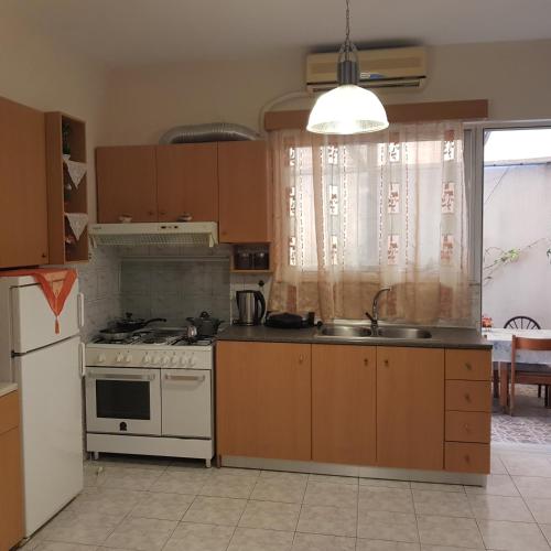 Η κουζίνα ή μικρή κουζίνα στο George's & Amalia's appartments 2