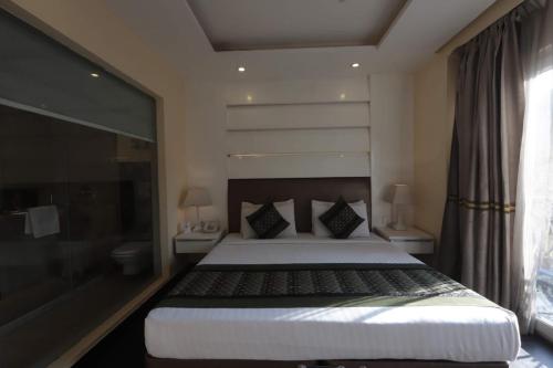 Hotel Picasso Prive Naraina Delhi - Couple Friendly Local IDs Acceptedにあるベッド