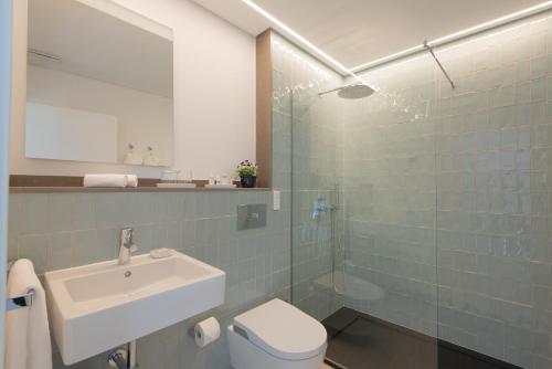 a bathroom with a sink and a toilet and a shower at Quinta das Pedras in Sintra