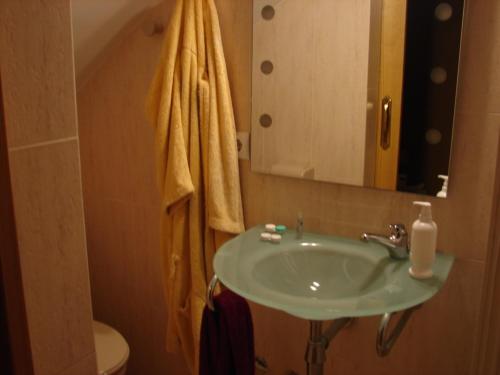 ein Badezimmer mit Waschbecken, Spiegel und Toilette in der Unterkunft CAL50 in Calafat