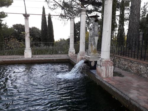 une fontaine dans un parc avec une statue dans l'eau dans l'établissement Villa La Source, aux Arcs-sur-Argens