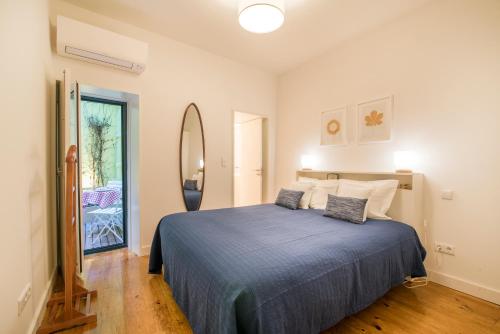 リスボンにあるCenter Apartment - Chiado - Heart of Lisbonのベッドルーム1室(青い掛け布団付きのベッド1台付)