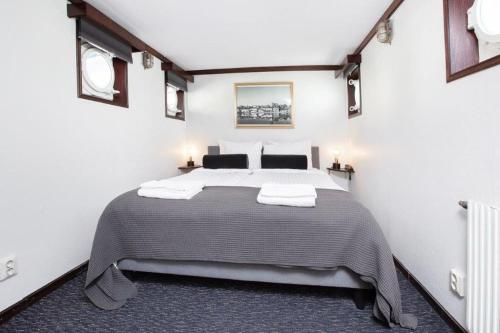 Mälardrottningen Yacht Hotel tesisinde bir odada yatak veya yataklar