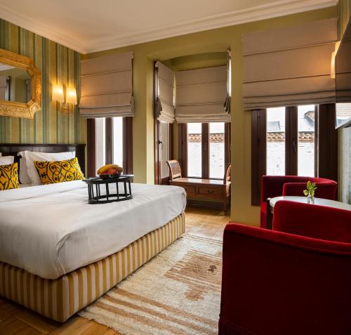 um quarto de hotel com uma cama e uma cadeira em Hotel Ibrahim Pasha em Istambul