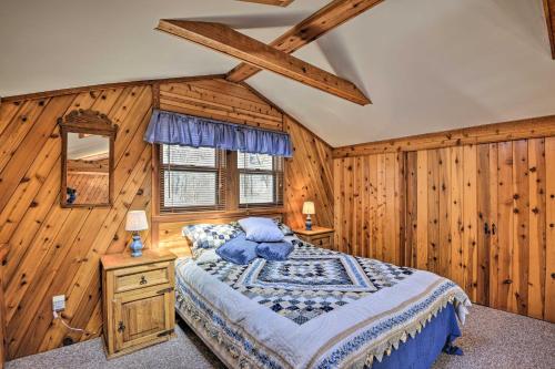 En eller flere senger på et rom på Springwater Cabin Near Hiking, Lakes, and Vineyards