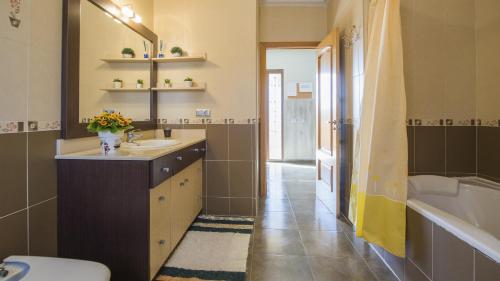 a bathroom with a sink and a tub and a toilet at Flor de la Jara in Cobisa
