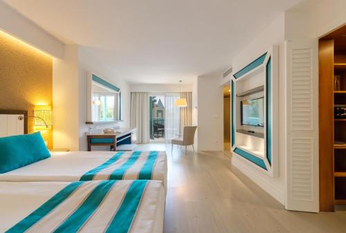 een hotelkamer met een bed en een bureau bij ROBINSON PAMFILYA - All Inclusive in Side