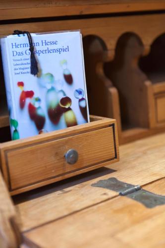a wooden box with a book in it on the floor at Pension Fuchs in Pfunds