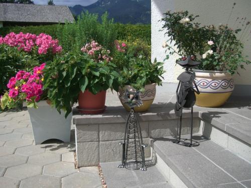 a statue of a cat standing next to some flowers at Ferienhaus Antoinette in Biberwier