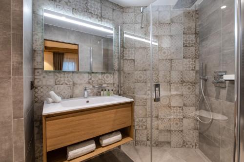Ένα μπάνιο στο Manali Lodge by Alpine Residences