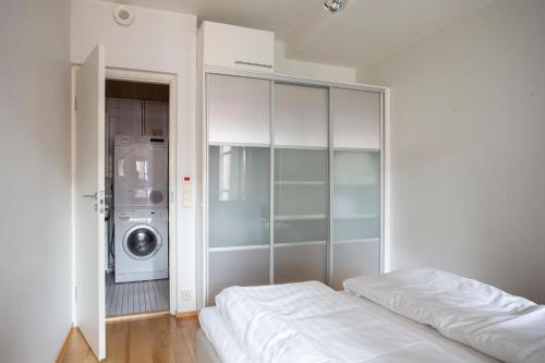 Postel nebo postele na pokoji v ubytování 2ndhomes Deluxe 1BR Kamppi Center Apartment with Sauna and Terrace