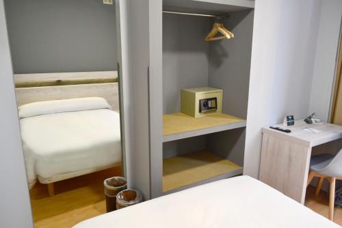 Postel nebo postele na pokoji v ubytování Hotel Alda Centro Oviedo