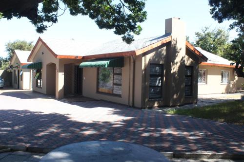 um edifício antigo com um passeio em frente em MO MAJOR na Cidade do Cabo