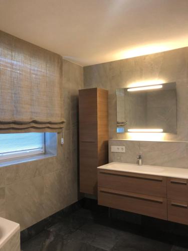 A bathroom at Gutshof Harlandleiten