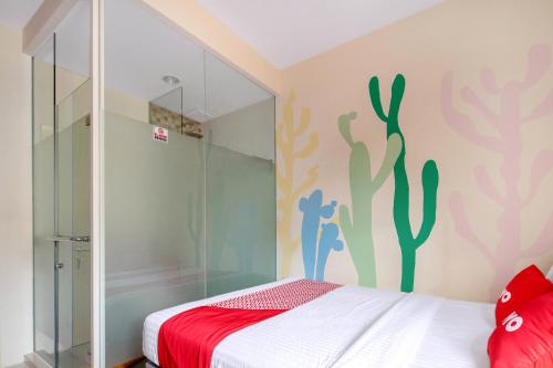 Postel nebo postele na pokoji v ubytování Super OYO Capital O 1121 Orienchi 2