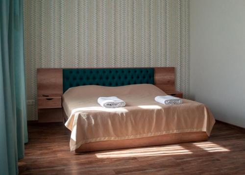 Un pat sau paturi într-o cameră la Hotel DoZari