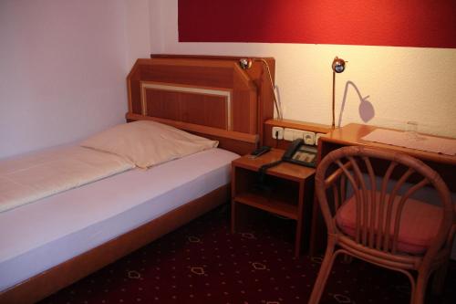 Tempat tidur dalam kamar di Wali's Hotel