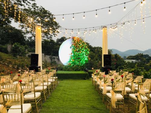 a set up for an event with chairs and lights at Pài Bjooc homestay in Làng Mán