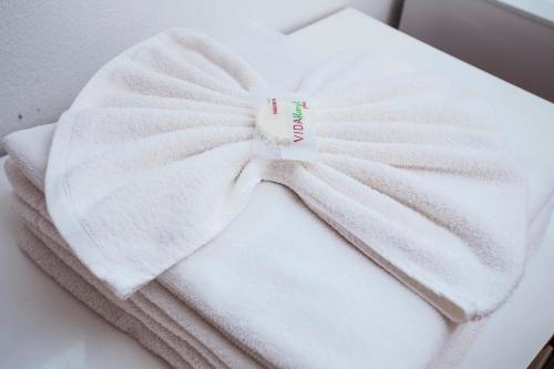 a white towel with a tag on top of it at Hotel Itapema Meia Praia in Itapema