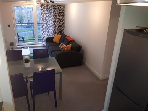 Seating area sa Howlands Bright 2 bed 2 bath apartment balcony with views over town