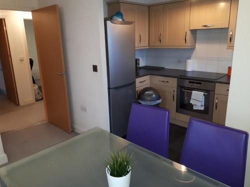 A kitchen or kitchenette at Howlands Bright 2 bed 2 bath apartment balcony with views over town