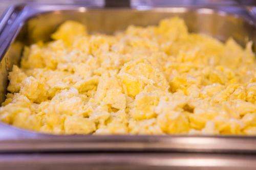 a metal pan filled with macaroni and cheese at Hotel Itapema Meia Praia in Itapema
