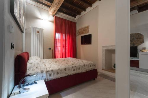 ein Schlafzimmer mit einem Bett und einem roten Vorhang in der Unterkunft Perla al centro di Torino - next Mole in Turin