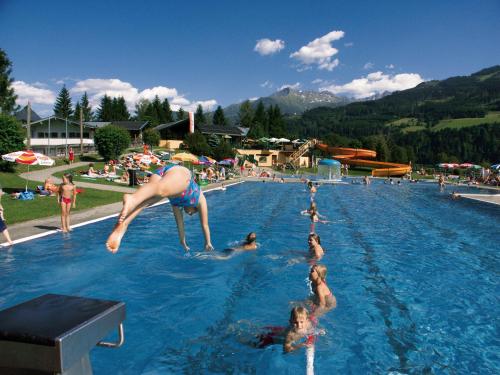 Bazén v ubytování Haus Wegscheider nebo v jeho okolí