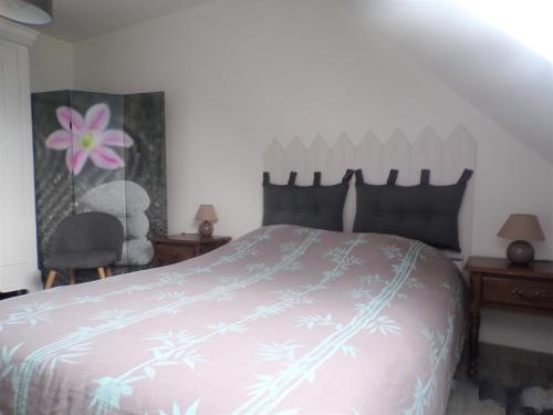 ベルク・シュル・メールにあるOrchidéeのベッドルーム1室(ピンクの花が飾られた壁のベッド1台付)