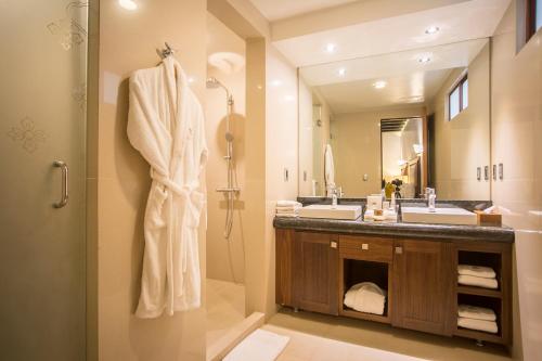 un bagno con due lavandini e un grande specchio di Casona de los Sapos Hotel Boutique a Puebla