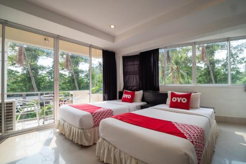 Säng eller sängar i ett rum på OYO 835 Koh Chang Luxury Hotel