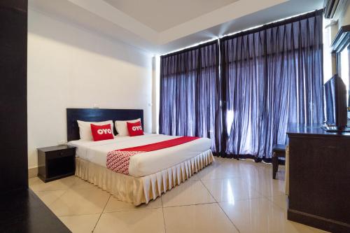 OYO 835 Koh Chang Luxury Hotel tesisinde bir odada yatak veya yataklar