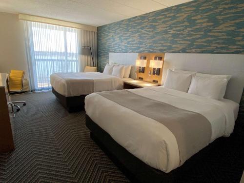 a hotel room with two beds and two lamps at Radisson Hotel Niagara Falls-Grand Island in Grand Island