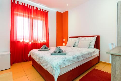 a bedroom with a bed with towels on it at Guest house Slatki Snovi in Knin