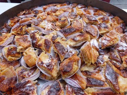 une pizza assise sur un pan dans l'établissement BOTOÙ KOAD, maison 2 ÉTOILES, WIFI gratuite, la MER, boulangerie, marché quotidien à 100 pas, à Douarnenez